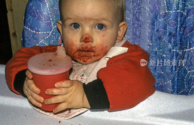 红色食物和婴儿。