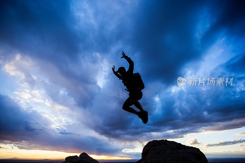 剪影男子跳跃的夕阳天空