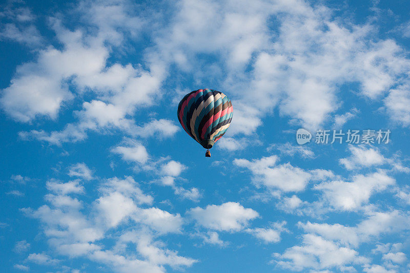 晴空万里，热气球迎着蓝天