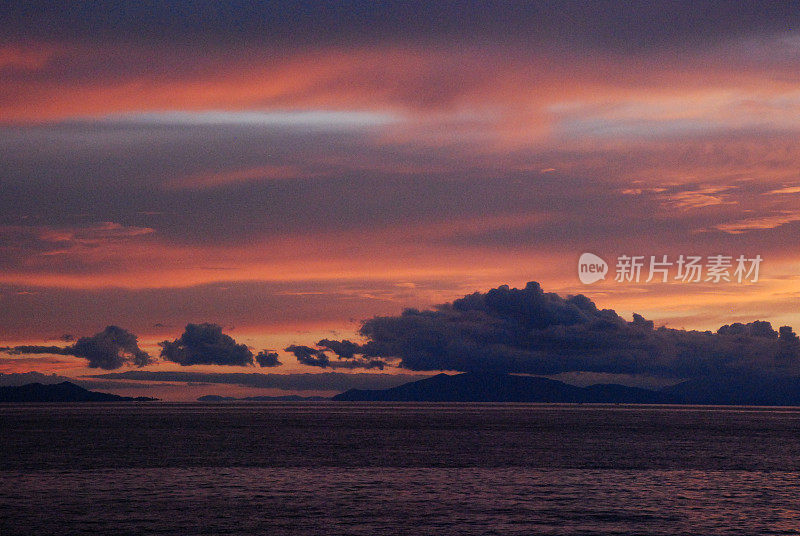 非洲卢旺达基伍湖雨季的日落