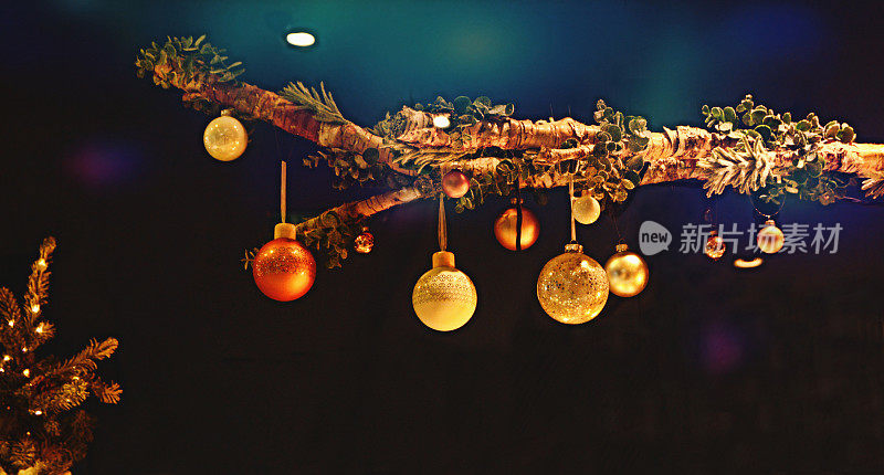 圣诞树上挂着圣诞装饰物和彩灯