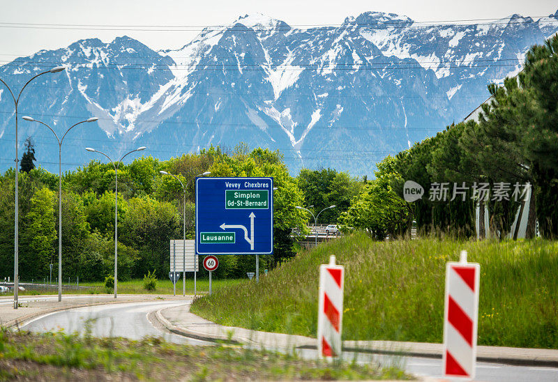 瑞士阿尔卑斯山脉通往瑞士洛桑的道路