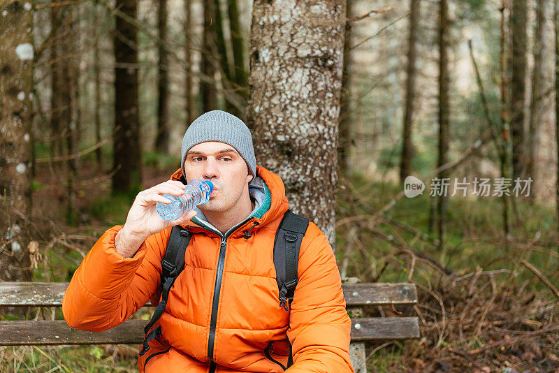 大自然远足者饮水和走向河流的肖像