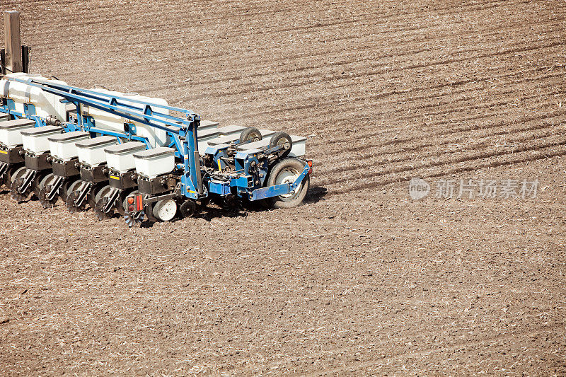 拖拉机牵引播种机，种植春季玉米田