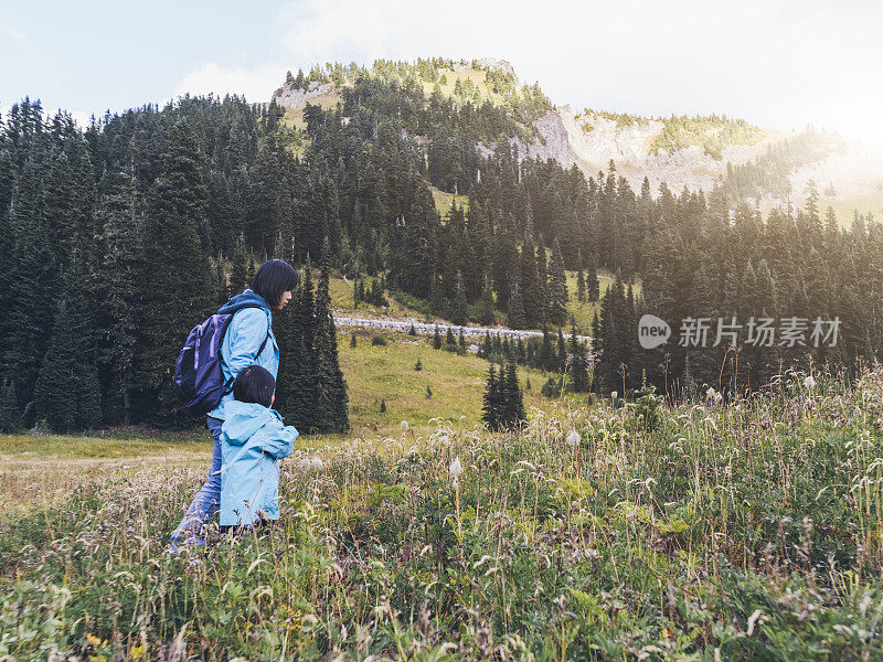 母亲和女儿在雷尼尔山徒步旅行