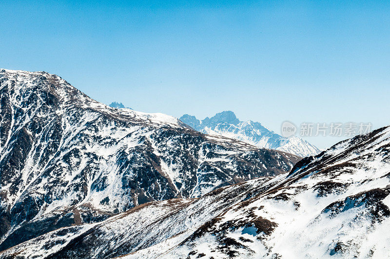 高加索山峦皑皑，初春自然秀美