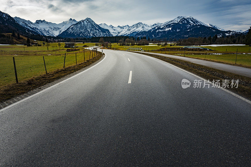 蜿蜒的道路