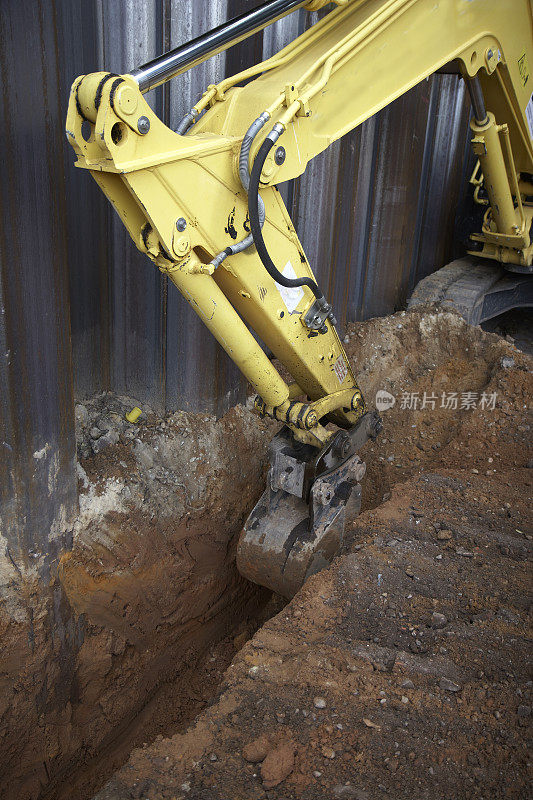 挖掘机在现场挖管道孔