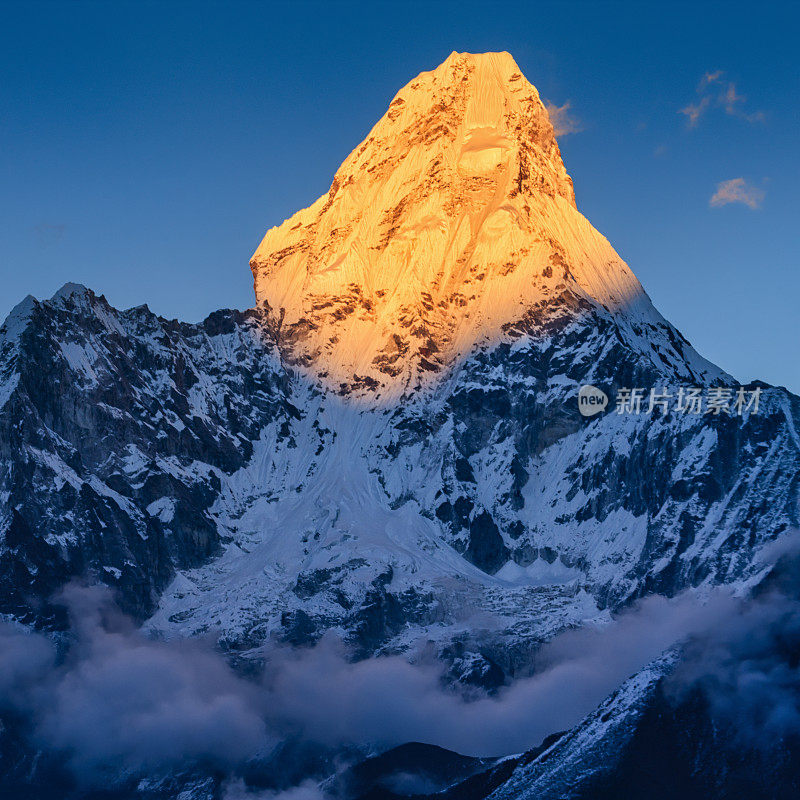 尼泊尔喜马拉雅山阿玛达布拉姆山的日落