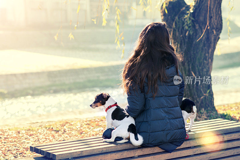 一个女人和他的狗分享美好的时刻。