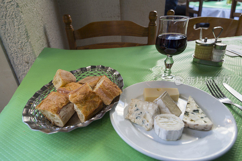巴黎的最后一道菜，面包、奶酪和红酒。