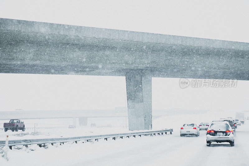 冬季暴风雪期间高速公路上缓慢移动的交通