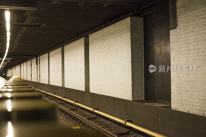 一辆无法辨认的地铁上的空白区域