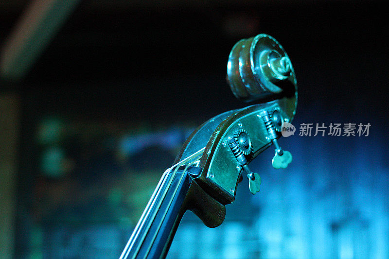 舞台上的低音提琴的一部分，在蓝色的灯光下
