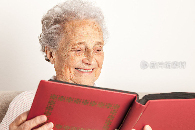 老女人在看老相册