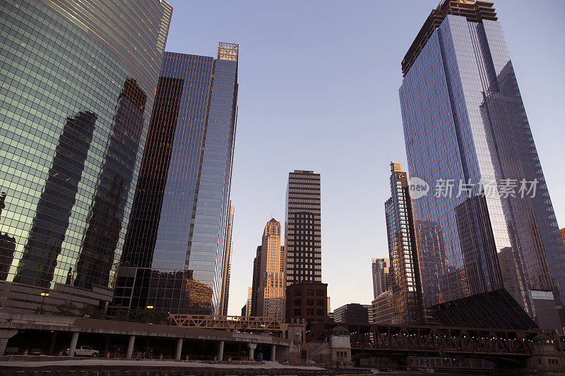 芝加哥摩天大楼的倒影从河