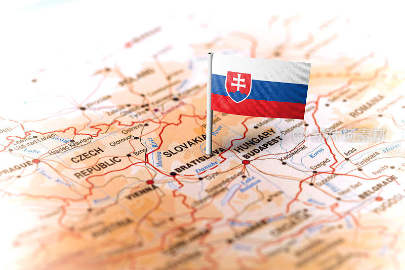 斯洛伐克用旗帜钉在地图上
