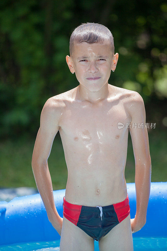 可爱的男孩在游泳池