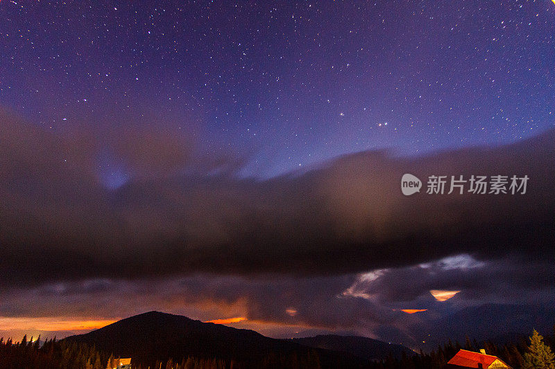 喀尔巴阡山脉。美丽的山景。大自然在山中。美丽的云。