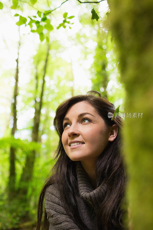 体贴的女人躲在箱子后面