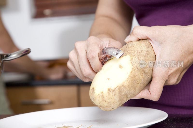 女人剥土豆的特写