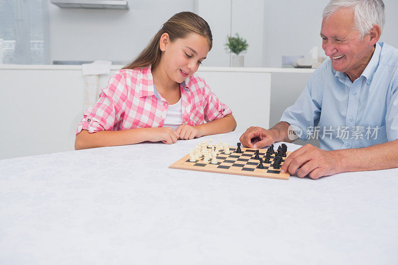爷爷和孙女在下棋