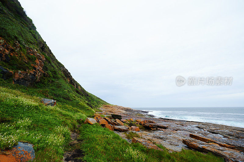 沿着岩石海岸