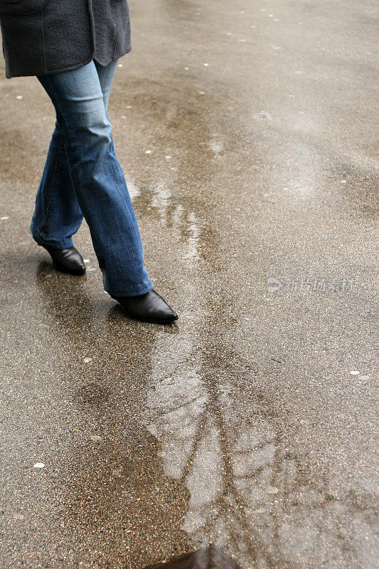 女人雨天散步