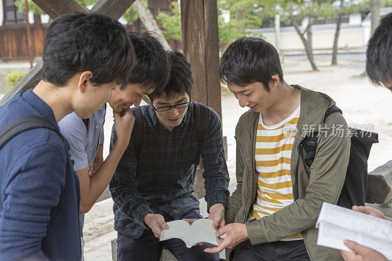 日本学生在日本京都和朋友一起读书
