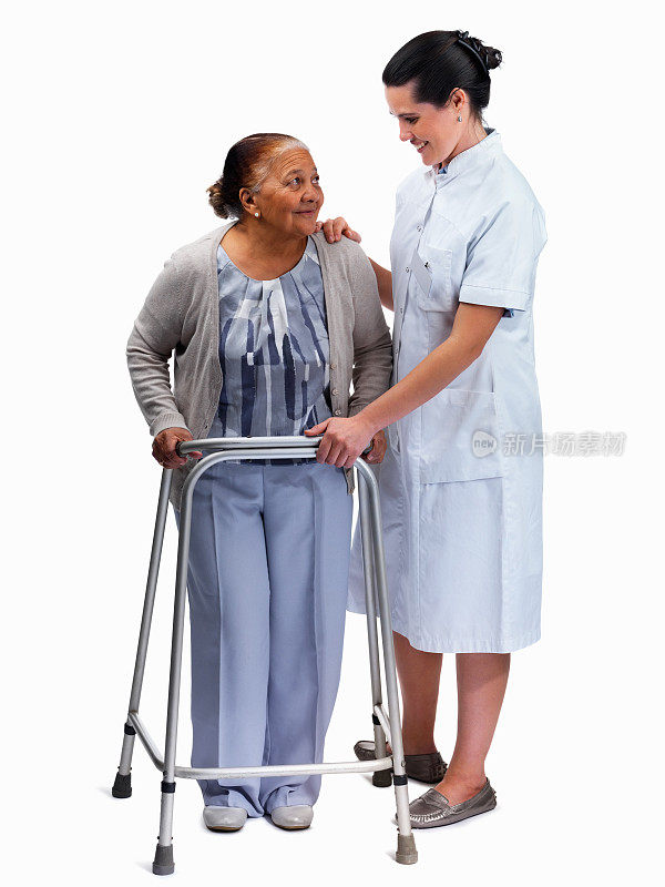 护士帮助一位老年妇女使用助行器