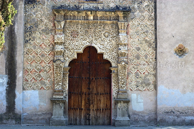 古老教堂的古老门