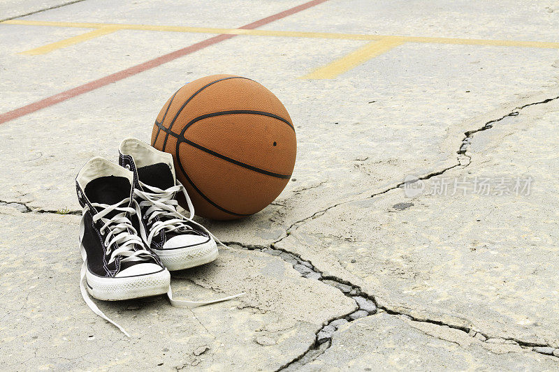 老古董运动鞋和篮球在内城操场