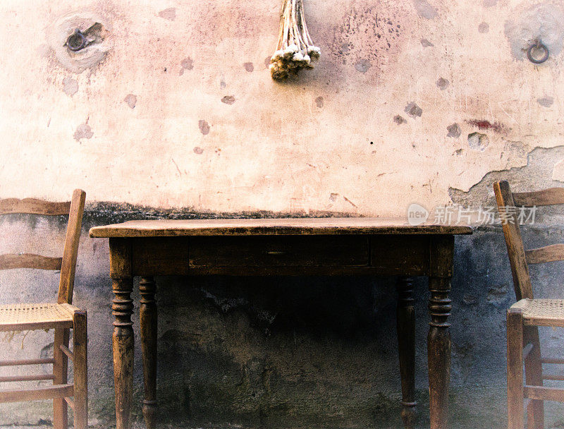 西西里风格:质朴的桌椅，斑驳的墙壁，挂蒜