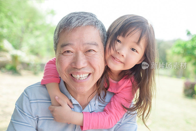 爷爷抱着可爱的孙女自拍