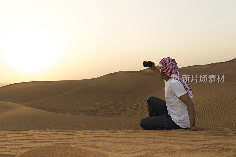 少年在沙漠中拍摄美丽的日出