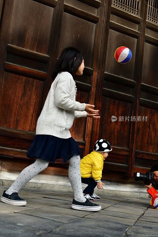 日本女孩，男孩和女摄影师在日本京都东福寺