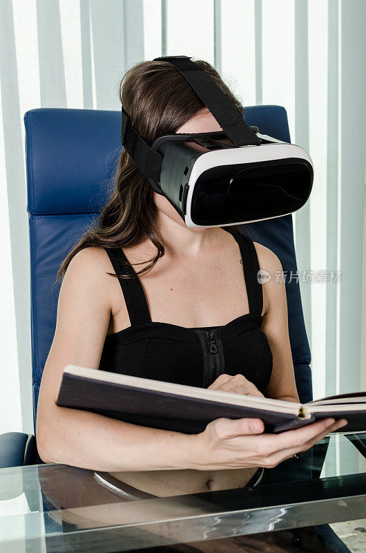 女孩玩得开心用虚拟现实耳机看书