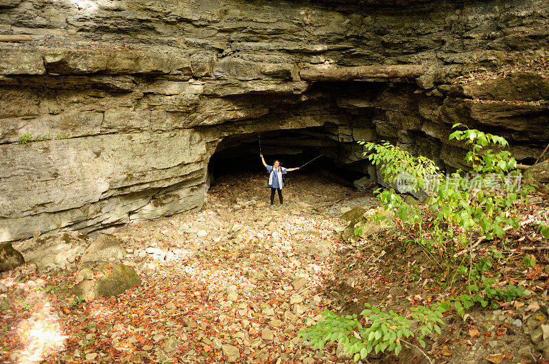 年轻女子在大峡谷附近的洞穴洞口