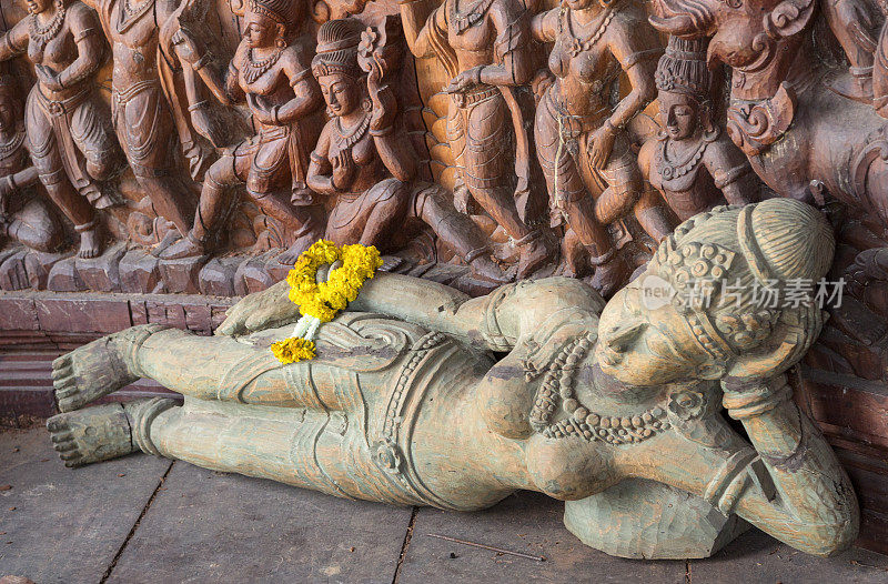 神圣之真理。泰国寺庙的细节与熟睡的女神。