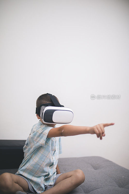 男孩戴着虚拟现实眼镜玩游戏