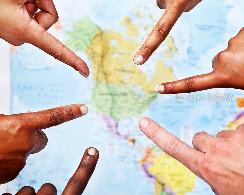 六只手在世界地图上指出美国