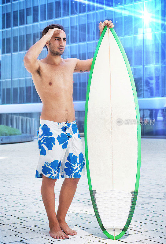 带着冲浪板的男人在城里寻找他的假期