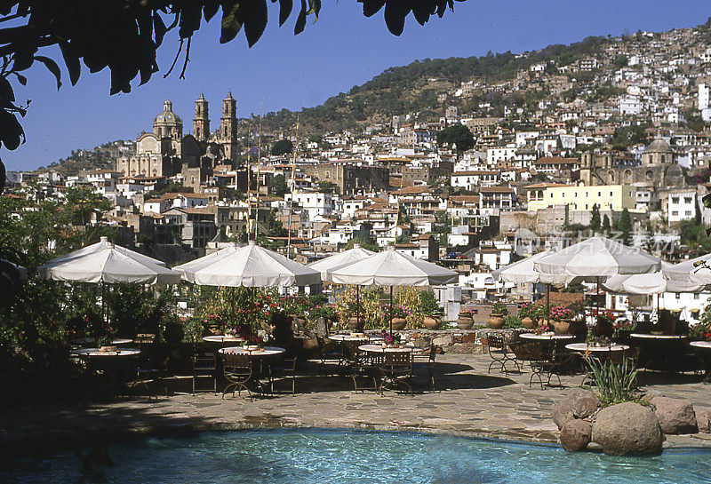 露台上的游泳池俯瞰墨西哥塔斯科市的景观