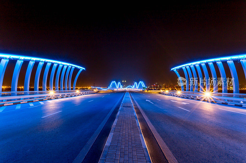 迪拜梅丹桥的灯光