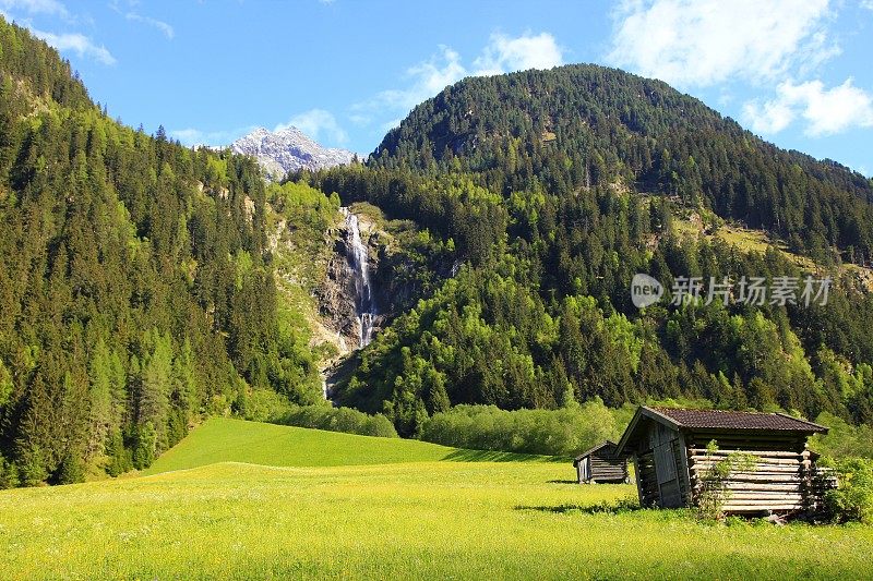格拉瓦瀑布和阿尔卑斯景观附近的Neustift在斯图拜特雄伟的斯图拜山谷，戏剧性的蒂罗尔木谷仓农场和田园诗般的蒂罗尔草地，奥地利