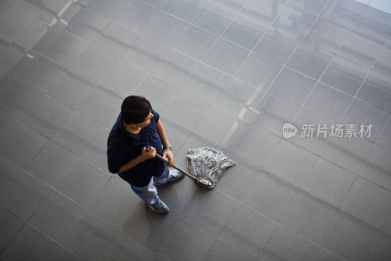 男人在打扫地板