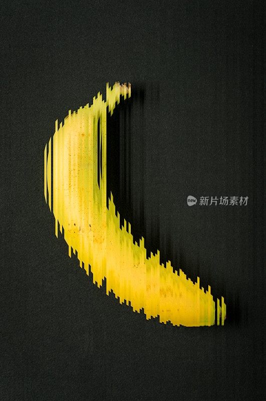 黑色背景上的黄色香蕉解构