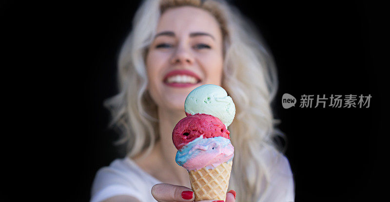 一个诱人的女人与冰淇淋的肖像