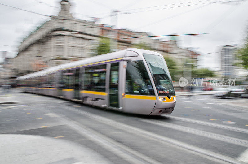 在秋天的一天，爱尔兰都柏林的街道上的有轨电车的平移