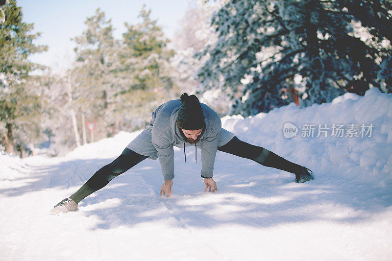 男子为在雪地上跑步热身